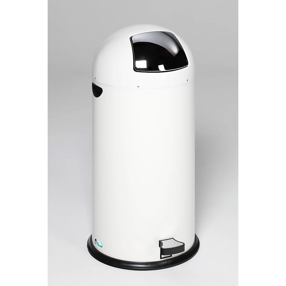 Witte prullenbak met zwart deksel en voetenpedaal op grijze achtergrond.