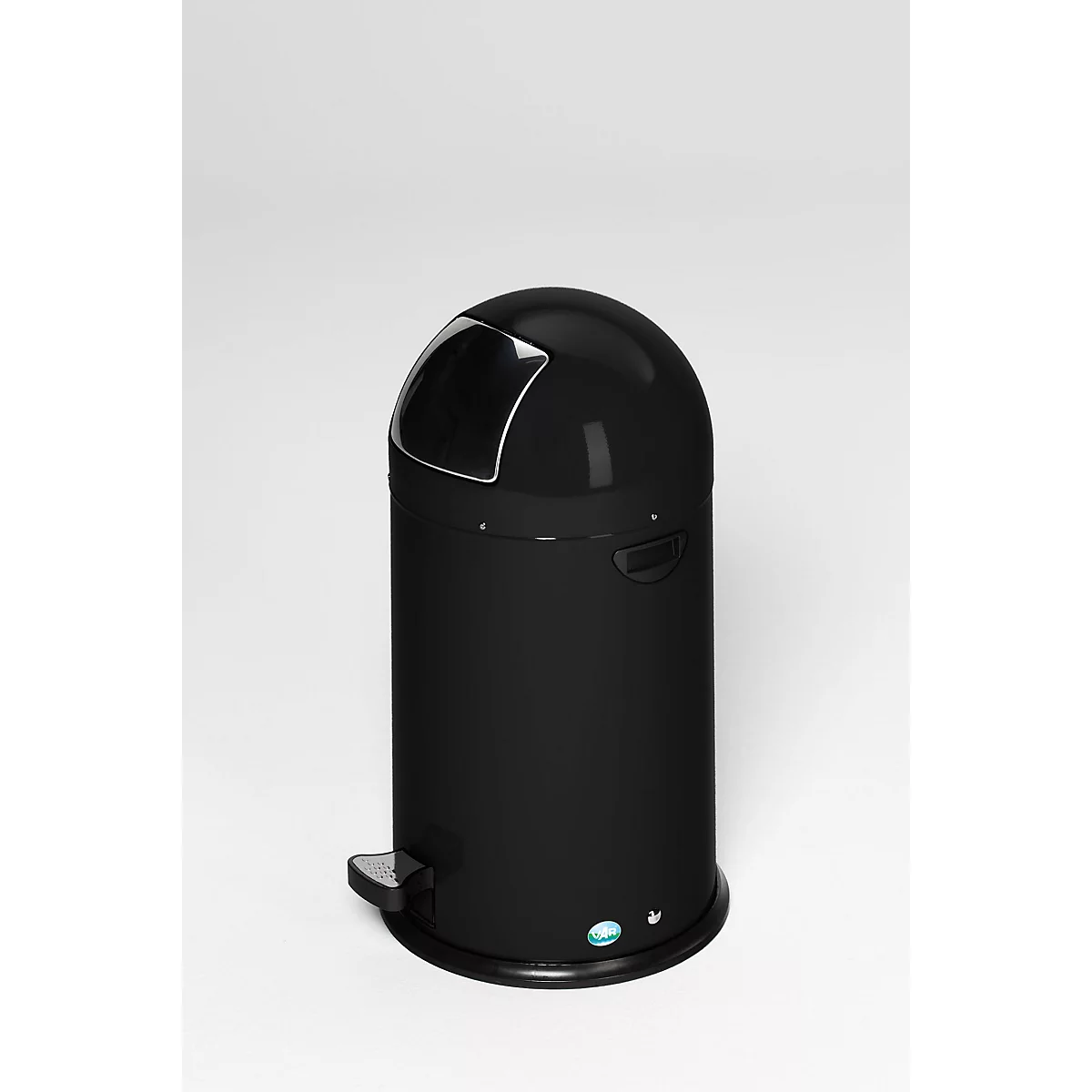 Zwarte glanzende afvalemmer met een ovaal deksel en een voetpedaal. Op een witte achtergrond.