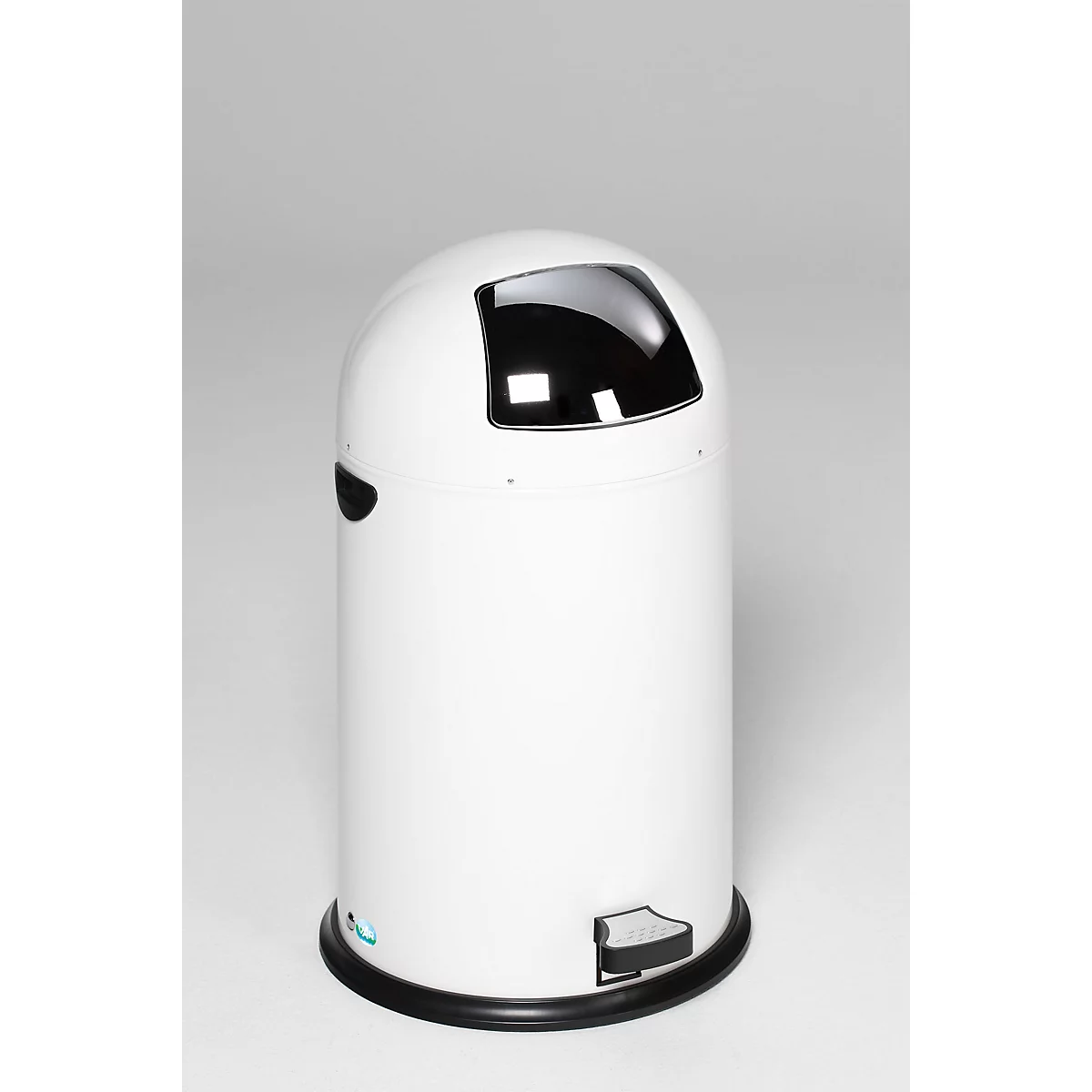 Witte prullenbak met zwart deksel en voetpedaal op een neutrale achtergrond.