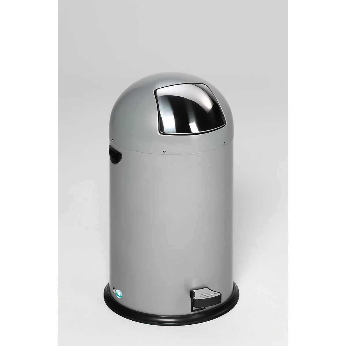 Grijze vuilnisbak met deksel, voetpedaal en chromen opening. Op een lichte achtergrond.
