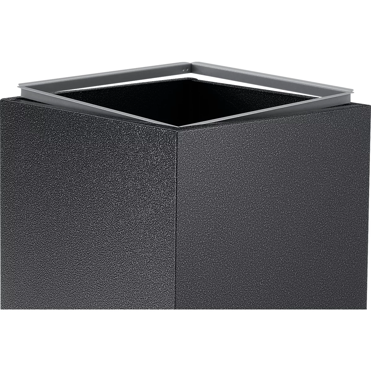 Une poubelle carrée noire avec un cadre en métal gris. La surface a une texture rugueuse. L'ouverture est noire.
