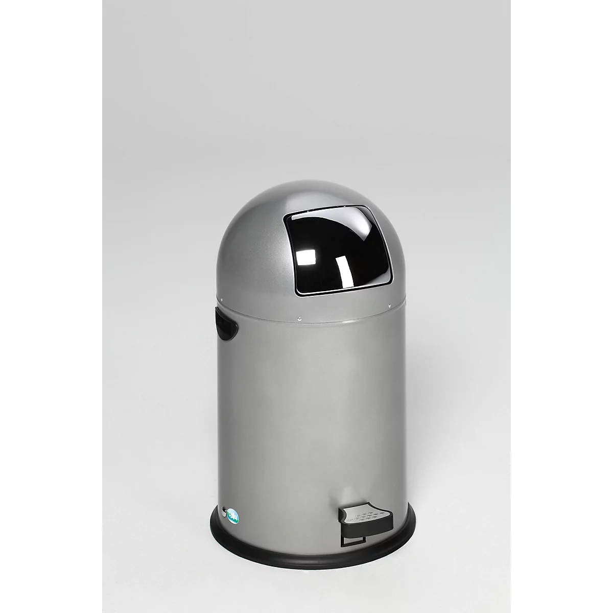 Grauer Abfalleimer mit Deckel, Tritt und Entsorgungsöffnung. Auf weißem Hintergrund.