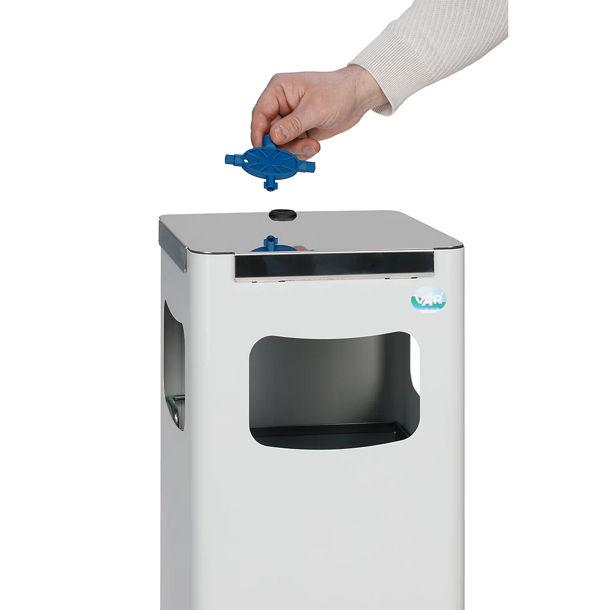 Une main tient un couvercle bleu au-dessus d'une poubelle blanche. Un logo est affiché sur la poubelle.