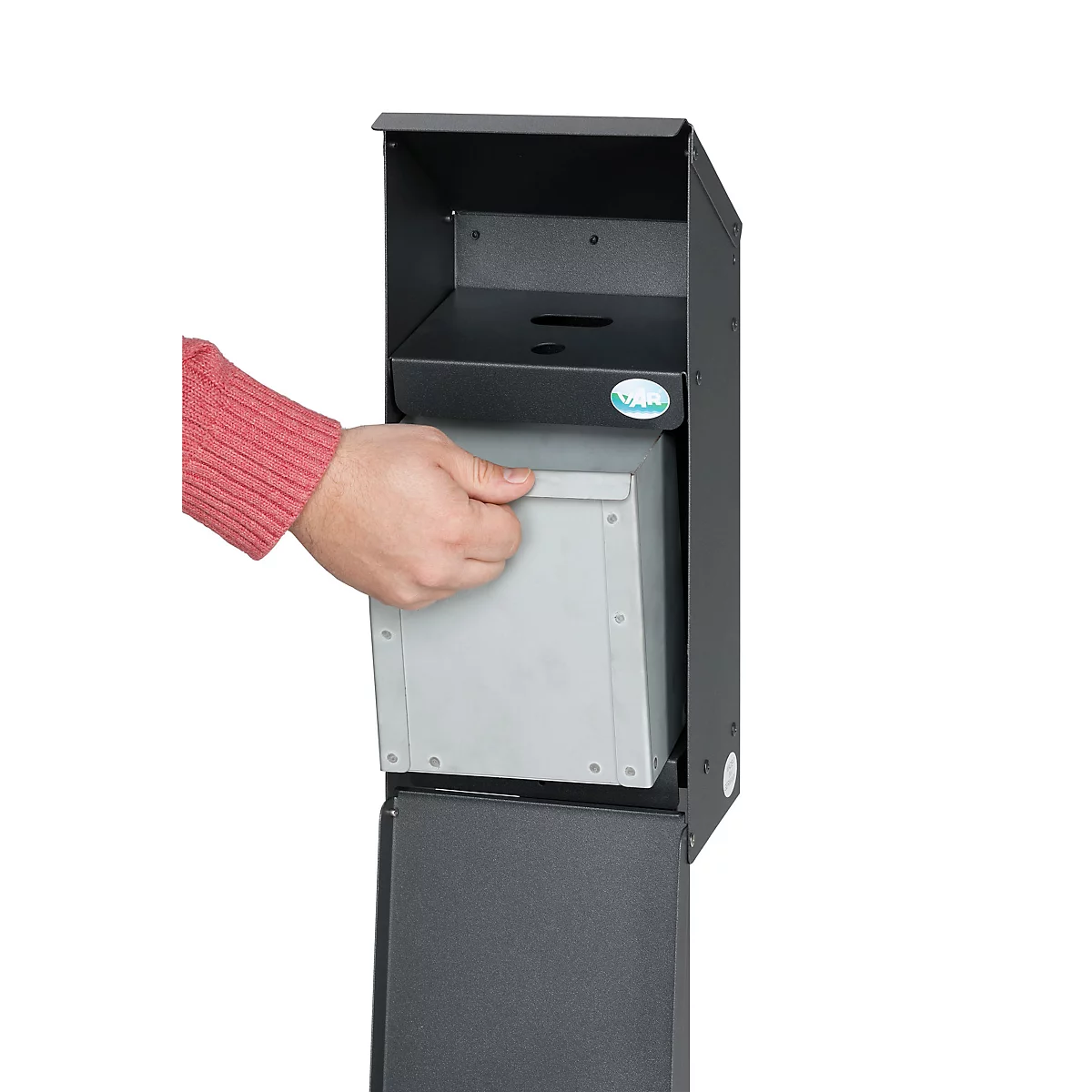 Persoon opent een donkere prullenbak, die een grijze container bevat.