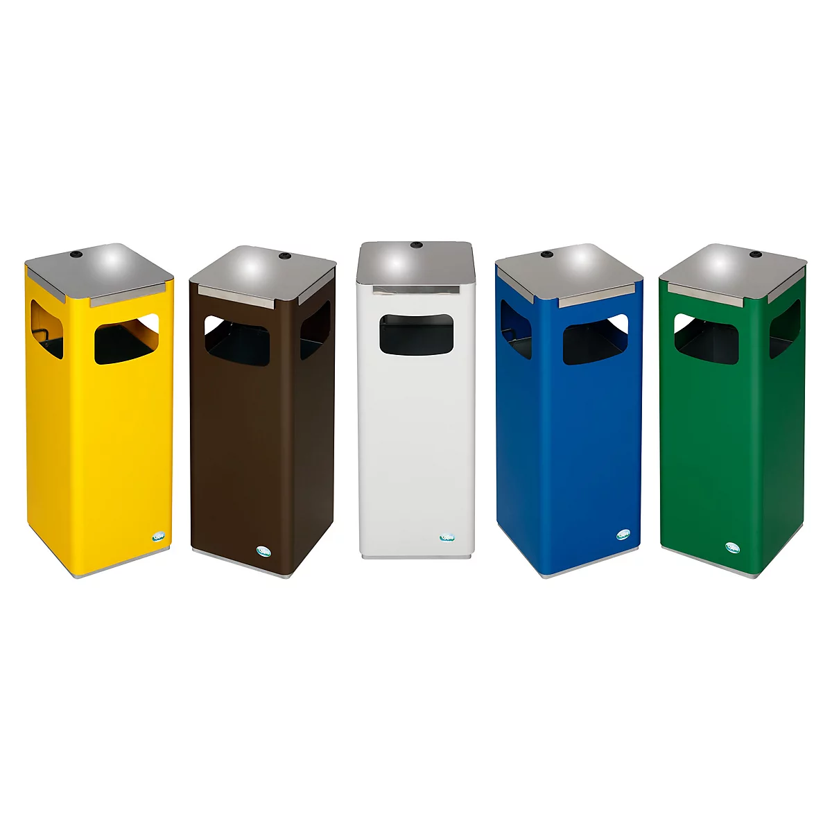 Vijf kleurrijke vuilnisbakken staan naast elkaar. Geel, bruin, wit, blauw en groen met grijze deksels.