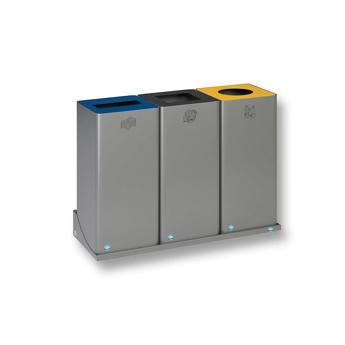 Grijze recyclingbakken met drie containers, met blauwe, zwarte en gele deksels. Stickers voor verschillende soorten afval.