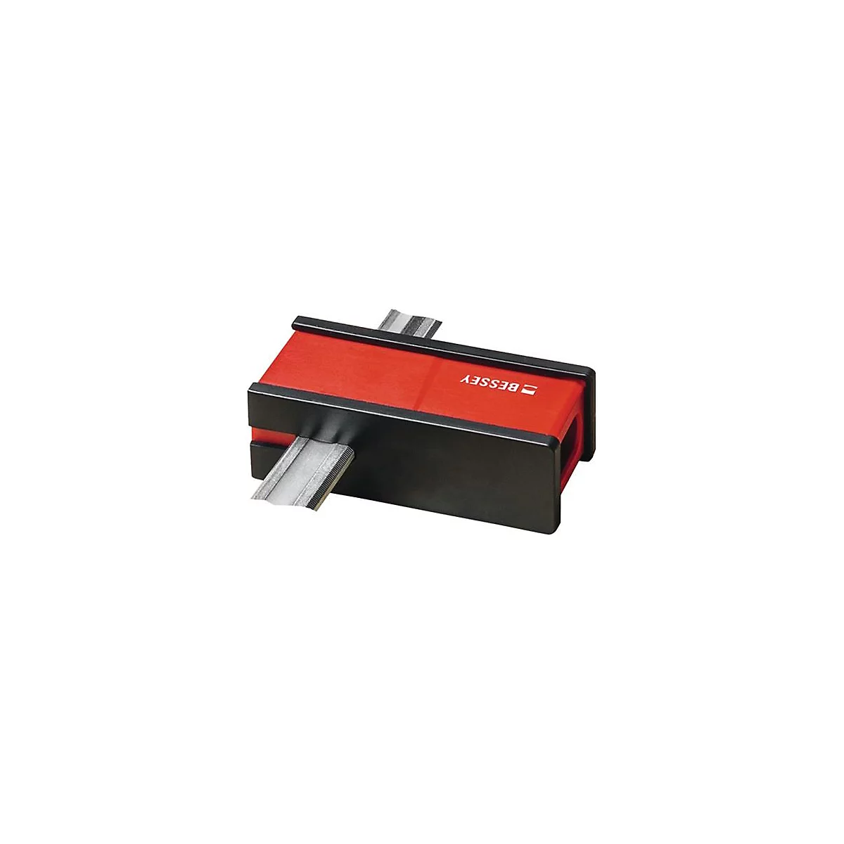 Een rood en zwart gereedschap met de tekst "BESSEY". In het midden zit een stuk metaal.