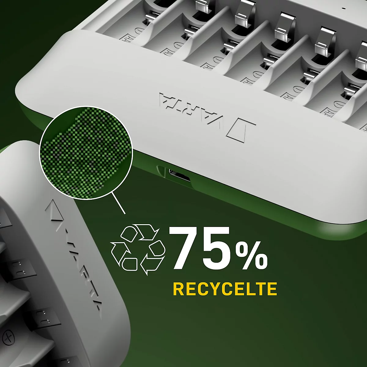 Detailaufnahme eines weißen Ladegeräts mit grünen Akzenten. Ein Kreiselement zeigt die Materialstruktur. Der Text zeigt: 75% recycelt.