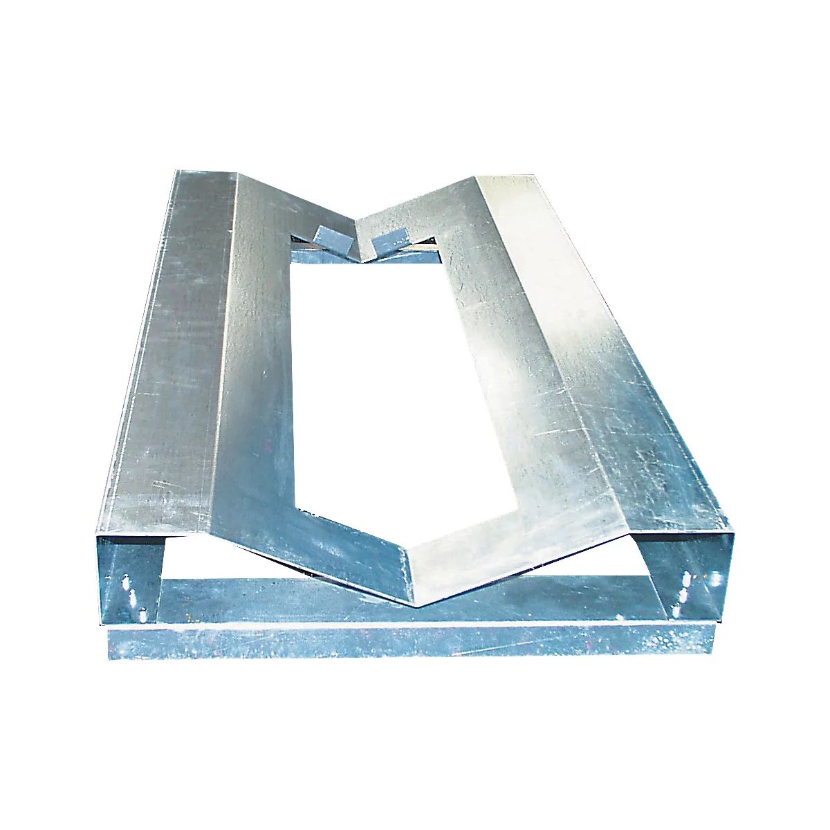 Metalen constructie met een V-vormige opening. Het metaal is grijs en reflecteert het licht.