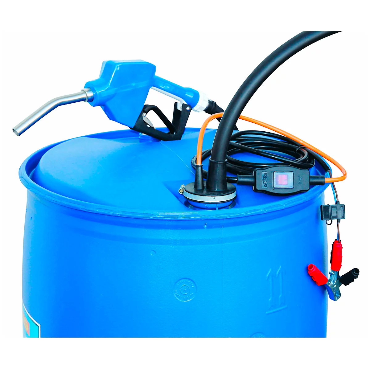 Blauwe vat met tankaccessoires: brandstofpistool, slangen en klemmen.