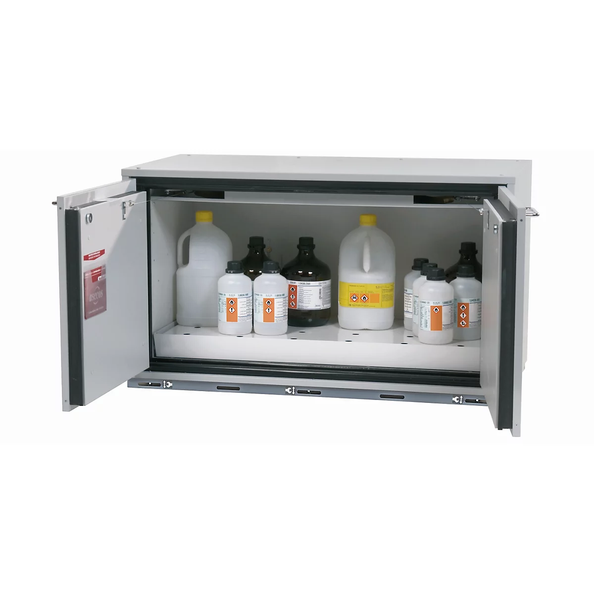 Open grijze veiligheidskast met verschillende chemicaliën in flessen en containers.