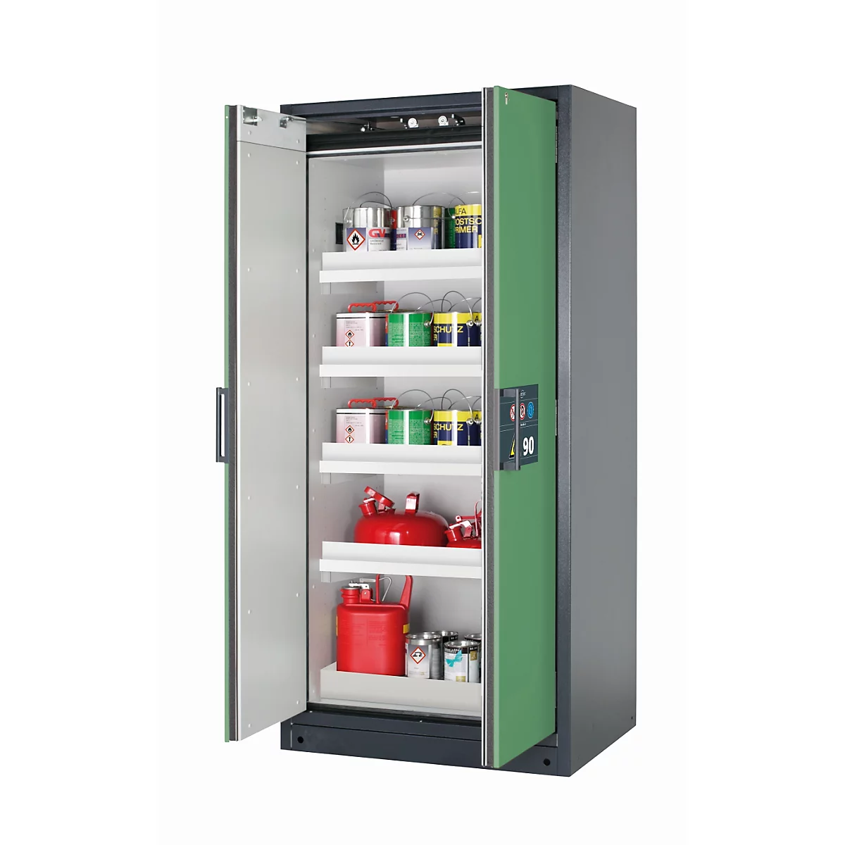 Open groene veiligheidskast met diverse containers en vloeistoffen op planken.