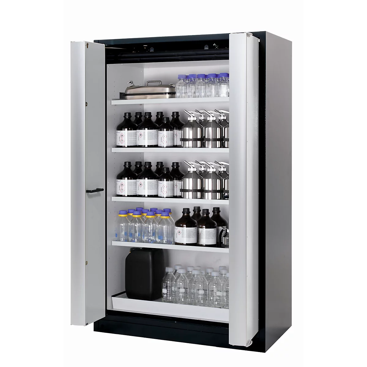 Open grijze kast met glazen flessen op planken. Kastdeuren staan open.