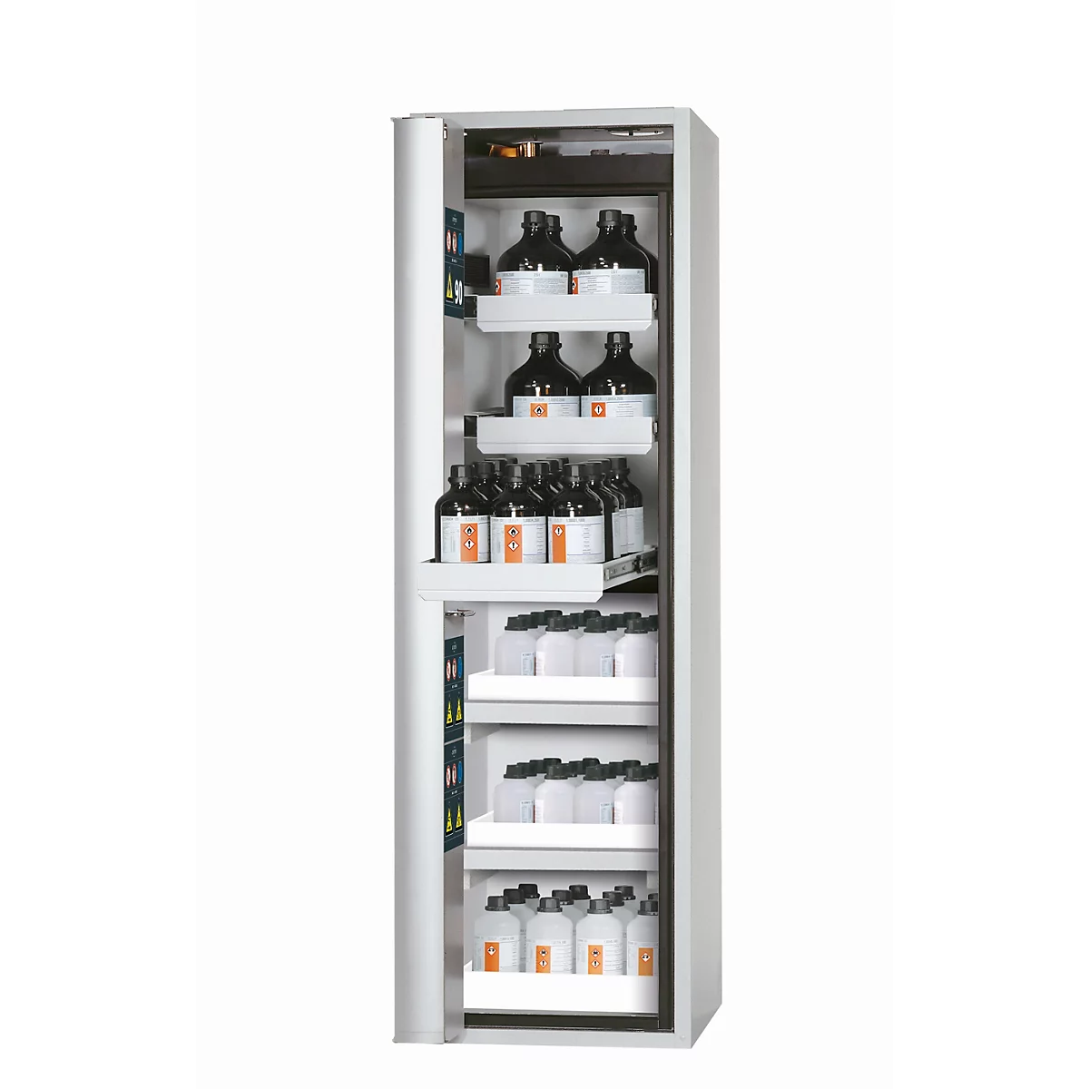 Laboratoriumskast met open deur. Gevuld met flessen en containers van verschillende formaten.