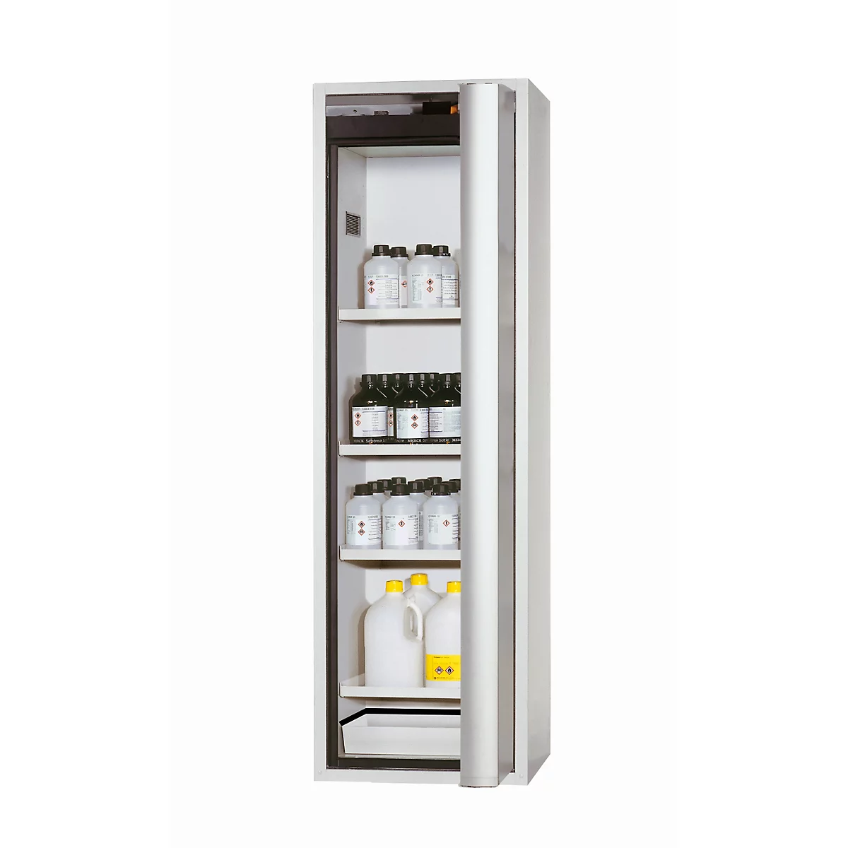 Witte chemiekast met open deur, gevuld met flessen en jerrycans.