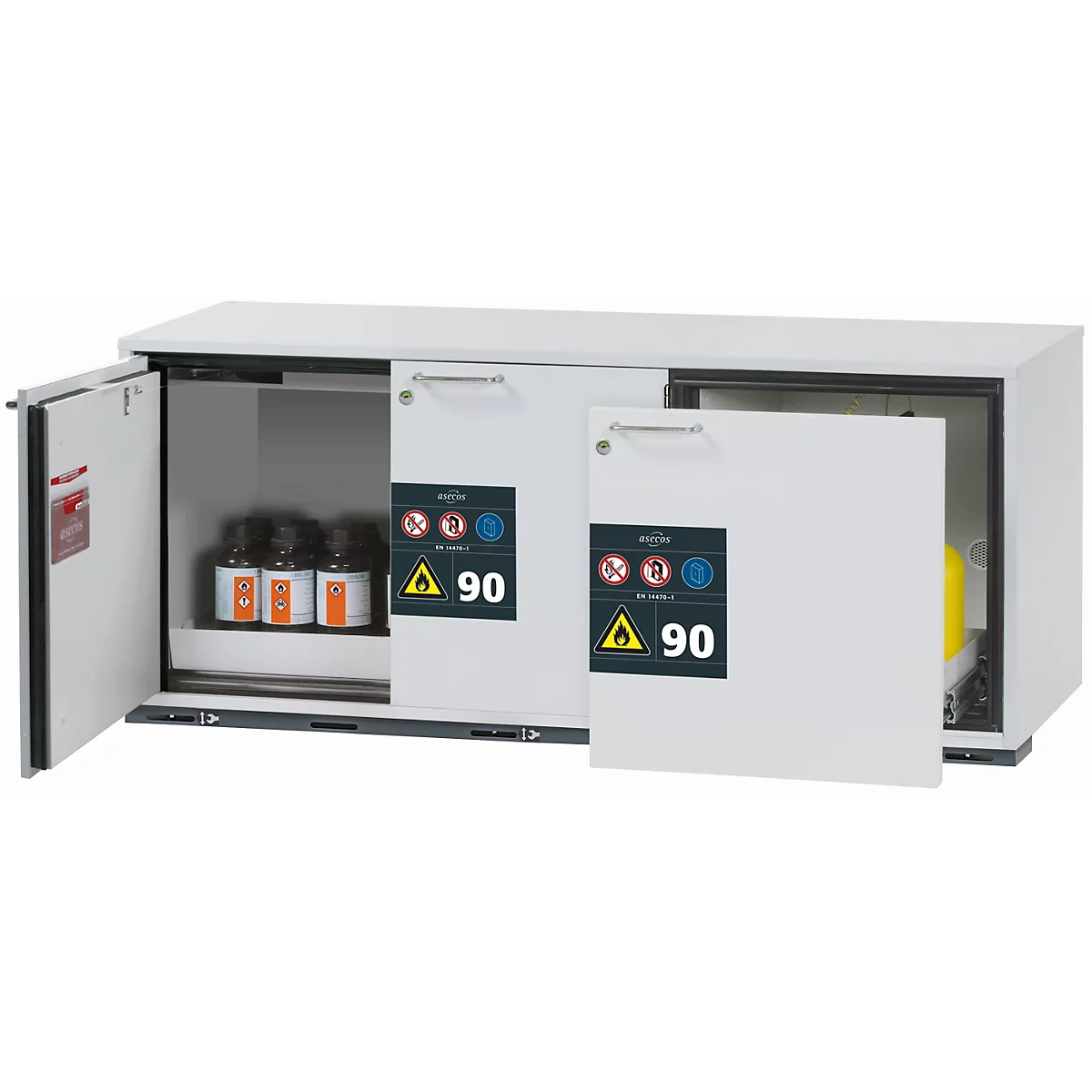 Witte veiligheidskast, één deur open, daarachter chemische flessen. Pictogrammen en het getal 90 op de deuren.