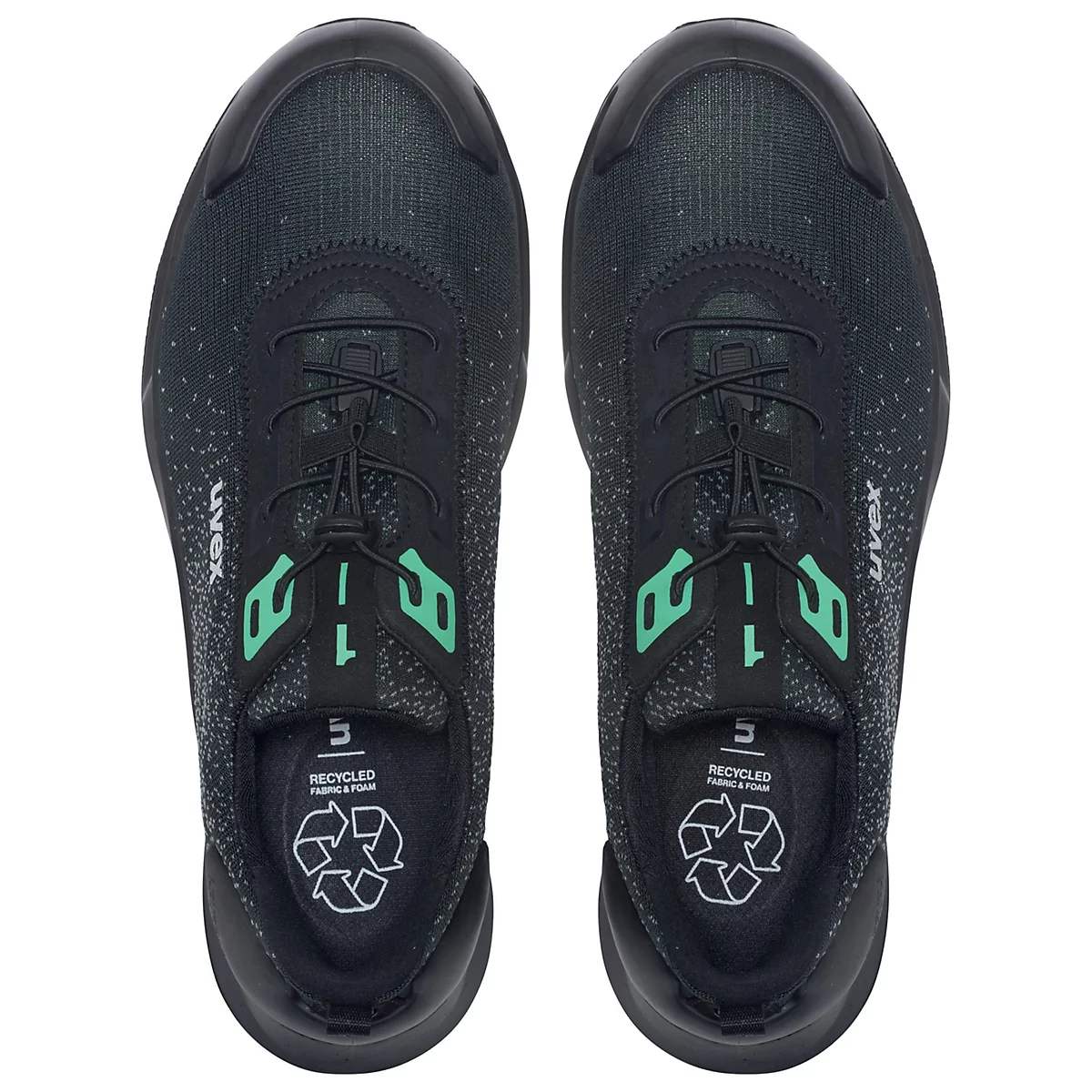 Twee zwarte veiligheidsschoenen met turquoise-groene accenten. Bovenaanzicht. Uvex-opschrift op de tong en gerecycled materiaal logo.
