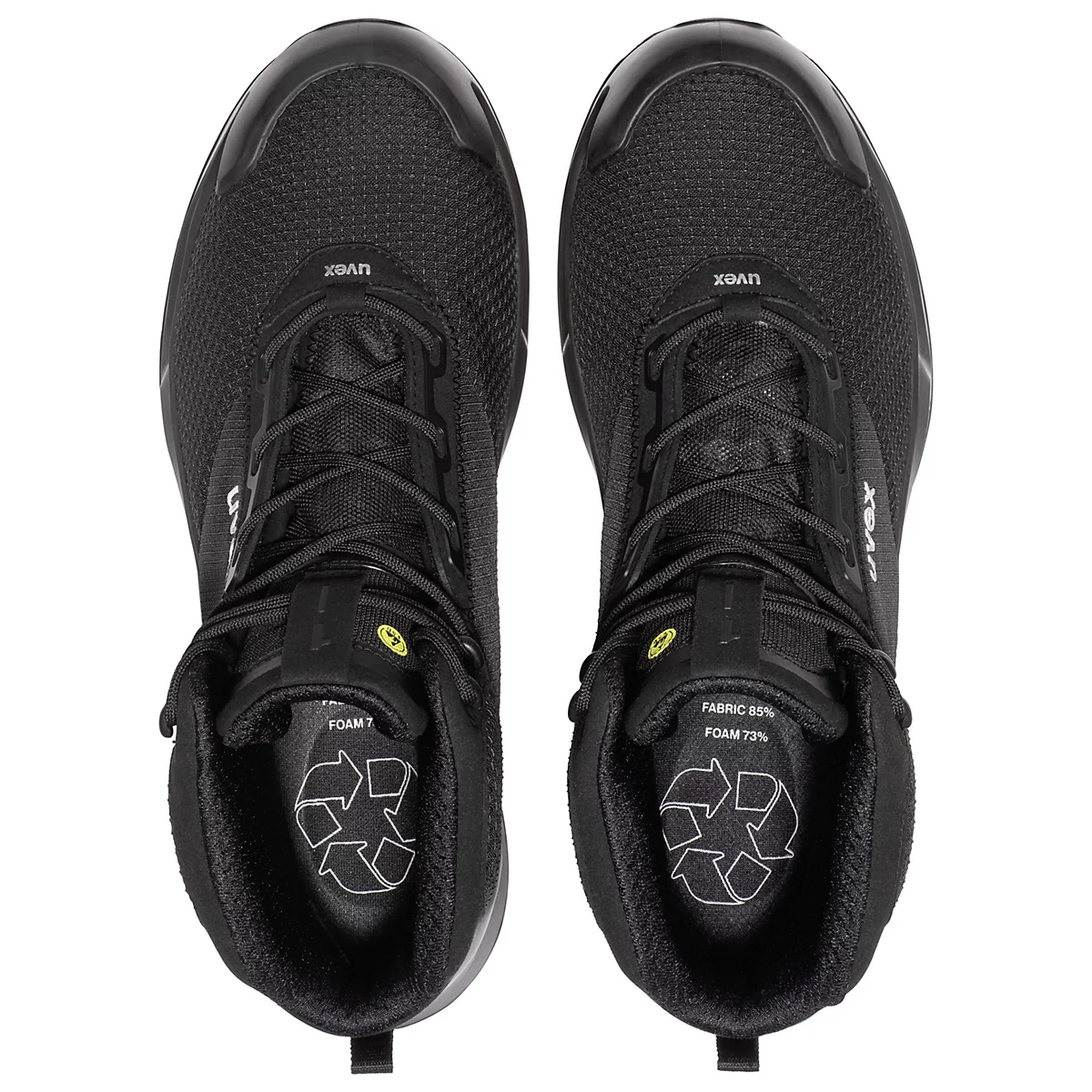 Bovenaanzicht van twee zwarte veiligheidsschoenen. Veters, merklogo en recyclingsymbool zijn zichtbaar.