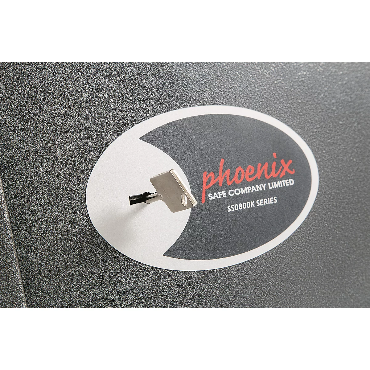 Nahaufnahme eines Schlüssels im Schloss eines grauen Phoenix Safe.