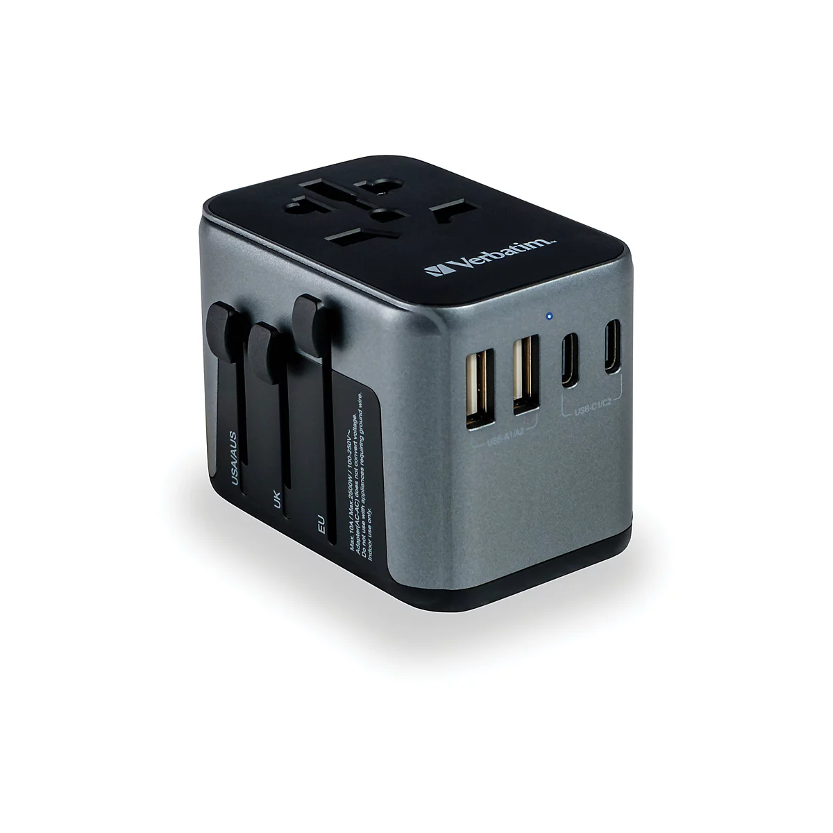 Grauer Verbatim Reiseadapter mit USB-Anschlüssen und ausfahrbaren Stecker-Schiebereglern vor weißem Hintergrund.