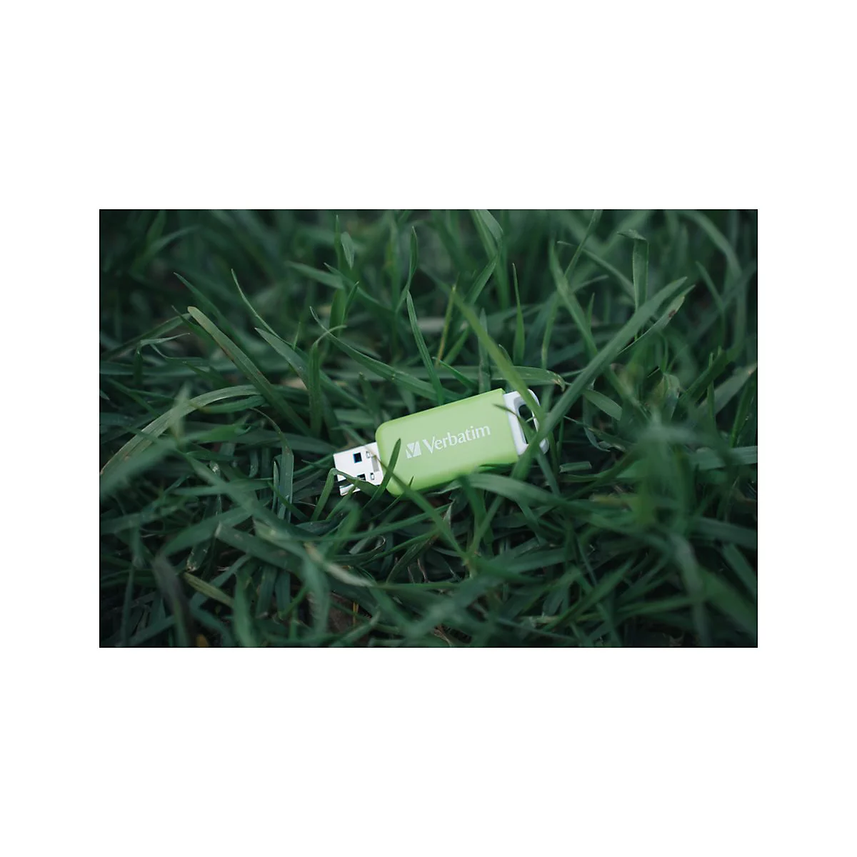Ein grÃ¼ner USB-Stick von Verbatim liegt im grÃ¼nen Gras.