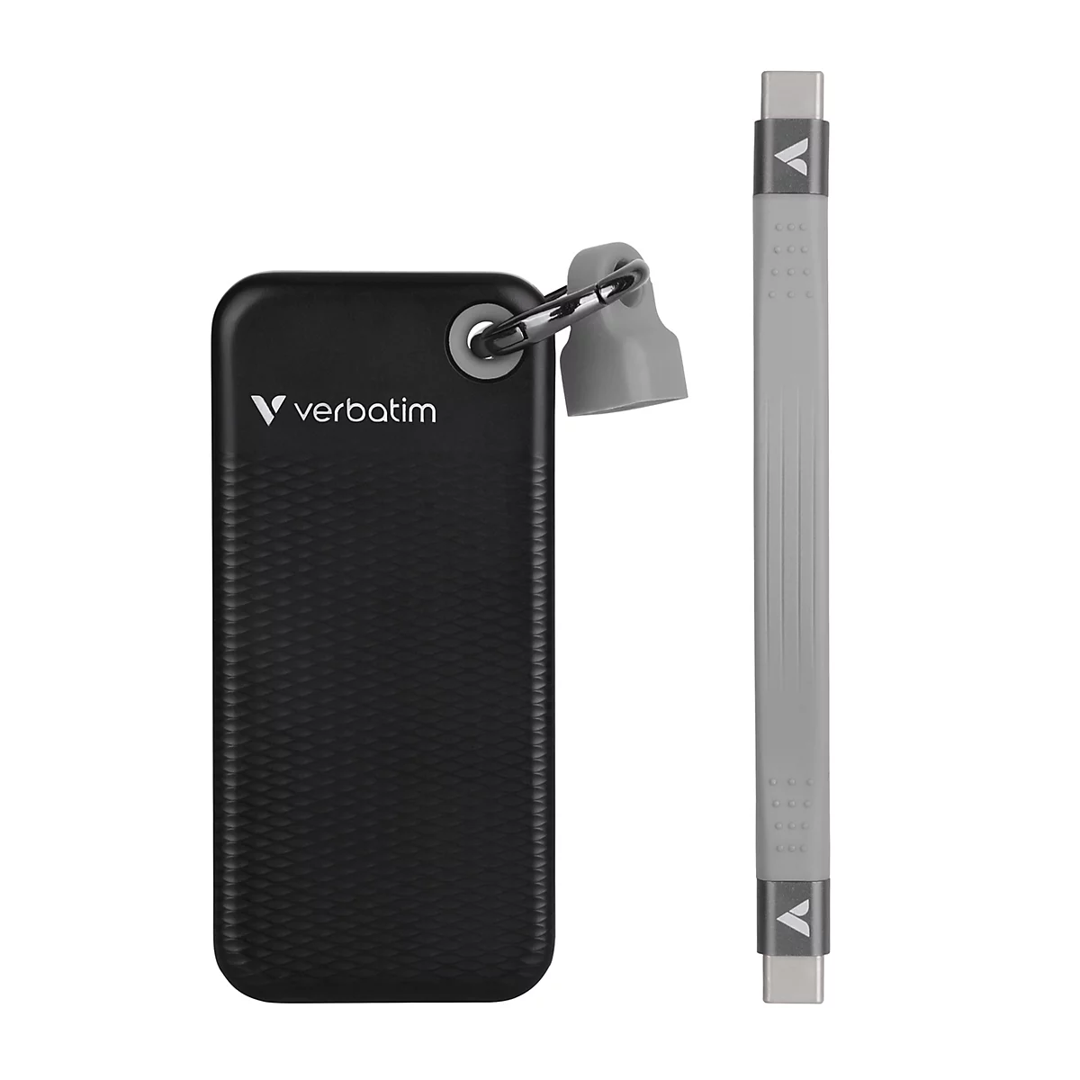 Schwarze Verbatim Powerbank mit Schlüsselanhänger und dazu ein graues USB-C Kabel vor weißem Hintergrund.