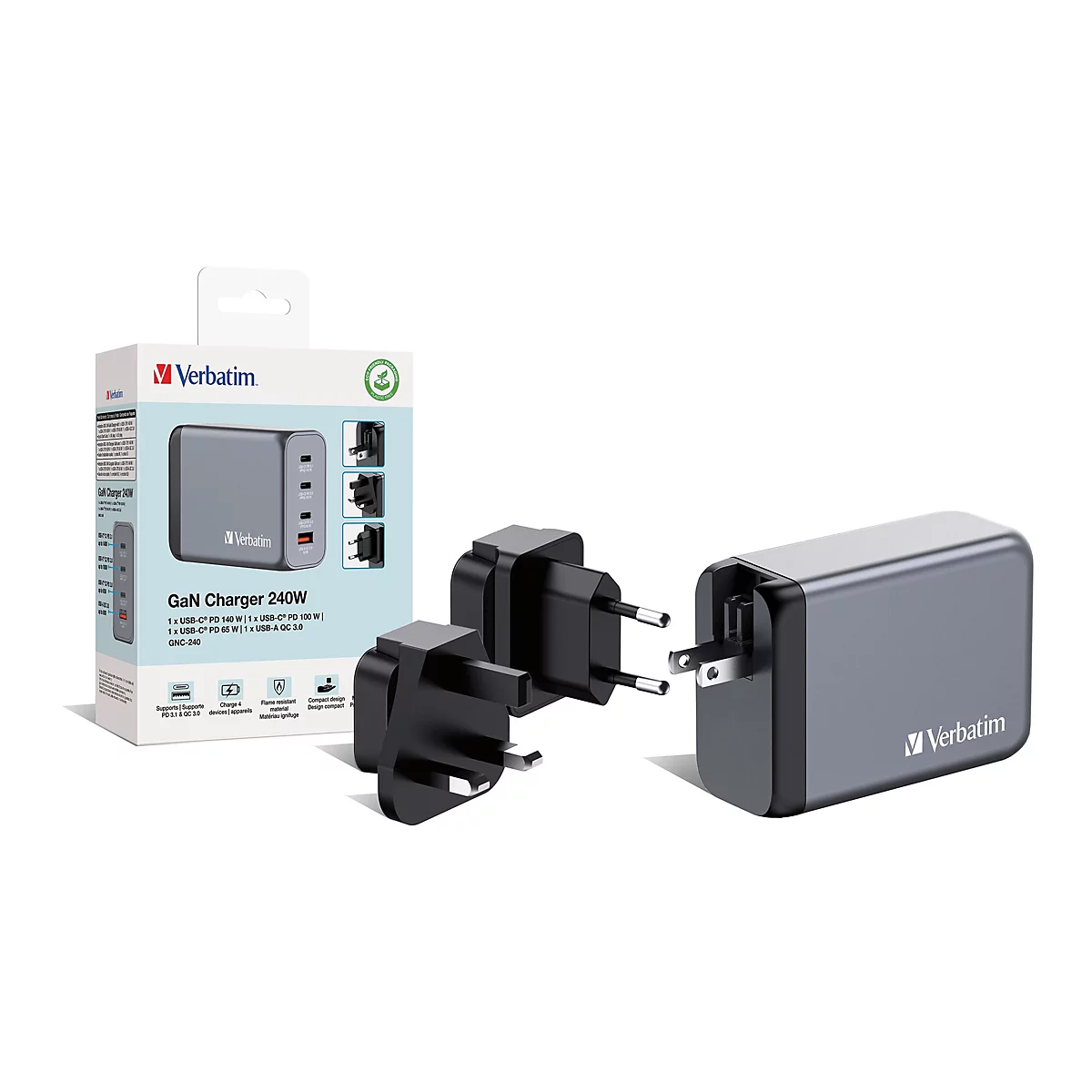 Un chargeur GaN Verbatim gris avec plusieurs fiches interchangeables. L'emballage est partiellement visible, affichant des informations sur le produit.