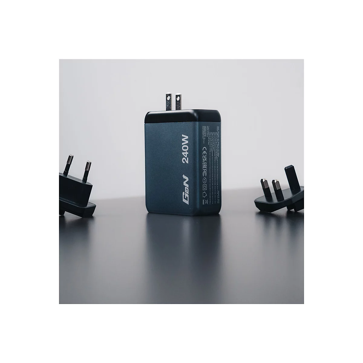 Chargeur GaN 240W bleu foncé, deux prises noires à côté.