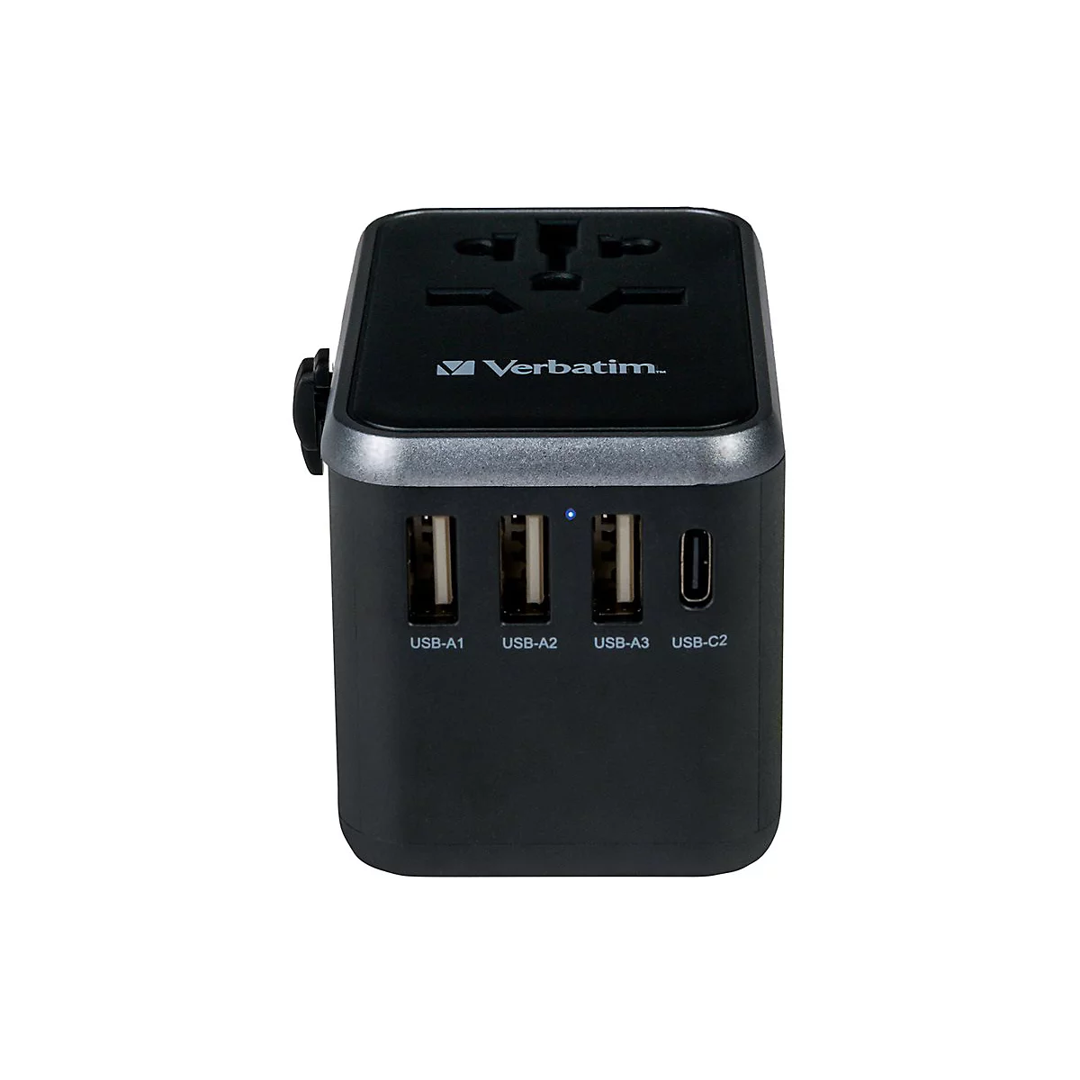 Schwarzer Verbatim Reiseadapter mit drei USB-A- und einem USB-C-Anschluss vor neutralem Hintergrund.