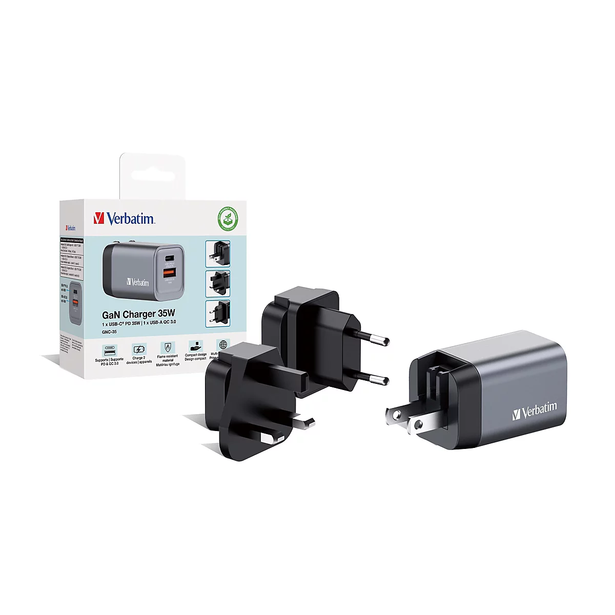 Ein schwarzes und graues Verbatim GaN-Ladegerät, das in einer Produktverpackung ausgestellt wird, mit dem Logo der Marke. Verschiedene Adapter sind ausserhalb der Verpackung gezeigt.