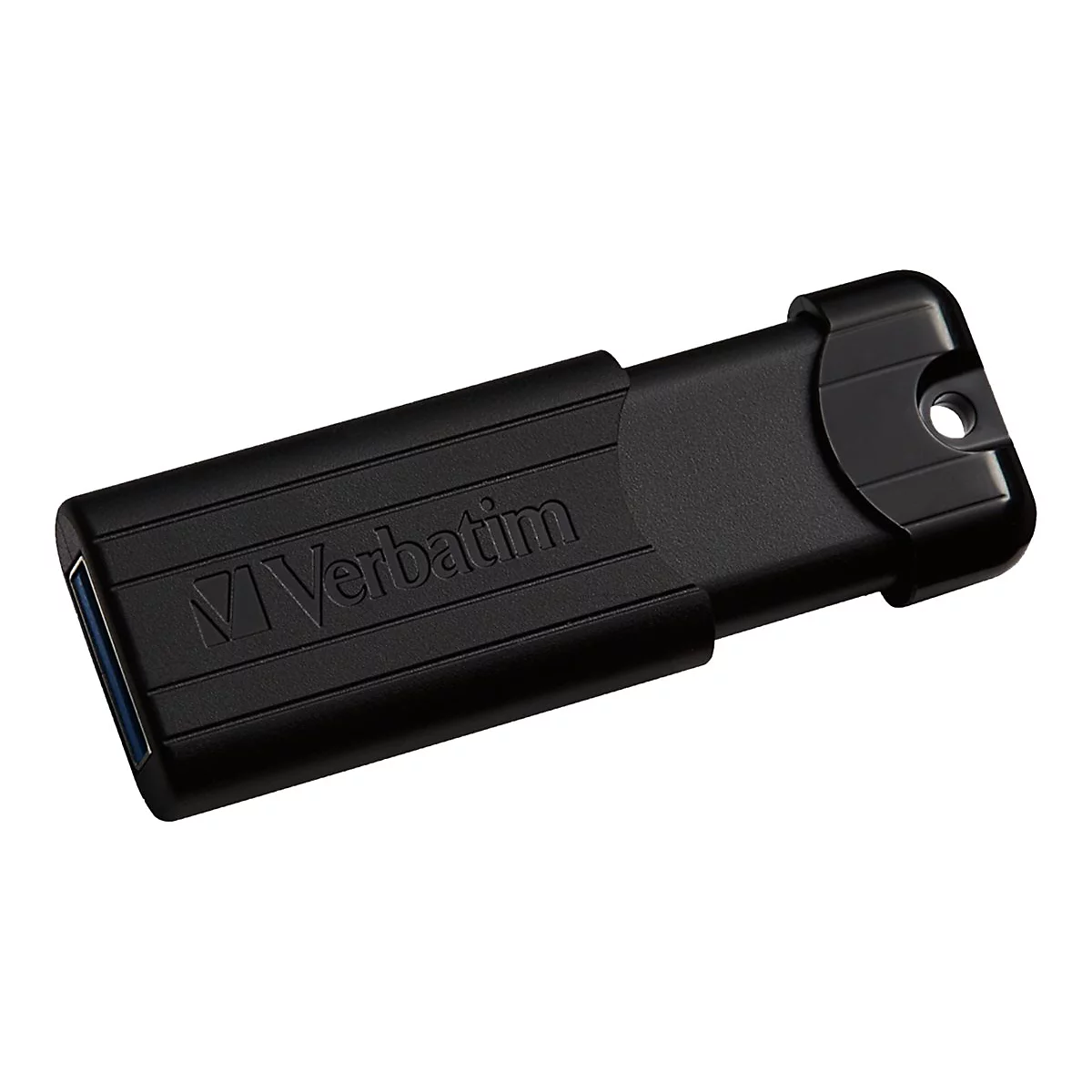 Schwarzer USB-Stick von Verbatim. Der Stecker ist ausgezogen. Der USB-Anschluss hat eine blaue Innenseite.