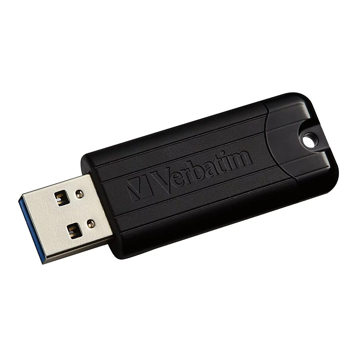 Schwarzer USB-Stick mit Verbatim-Logo. Auf weißem Hintergrund. USB-Anschluss silberfarben.