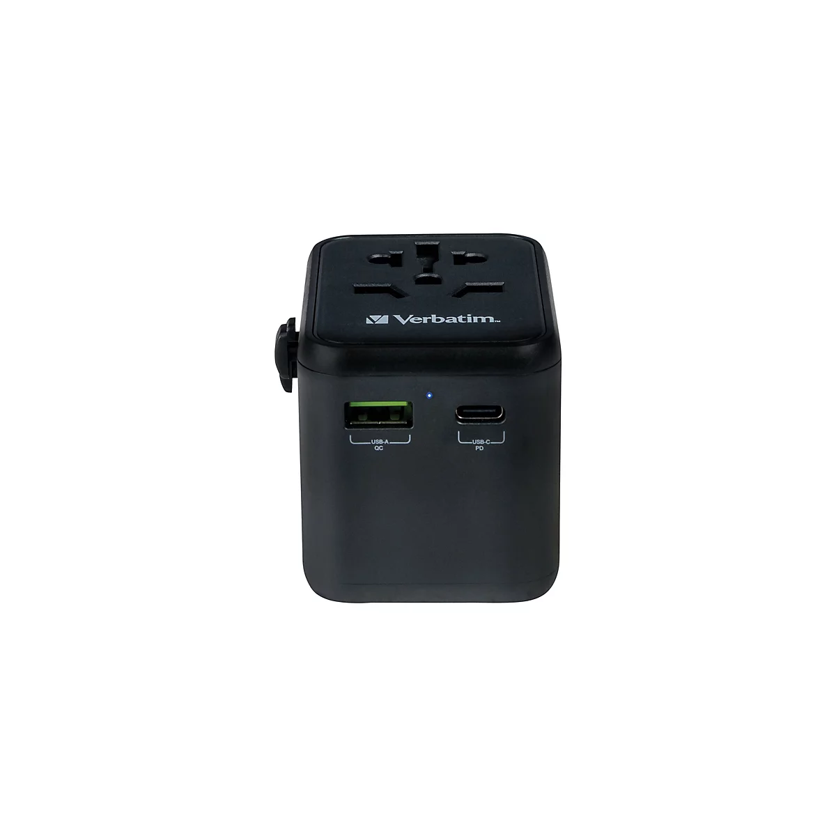 Schwarzer Verbatim Reiseadapter mit Steckdosenanschluss, USB-A- und USB-C-Port auf weißem Hintergrund.