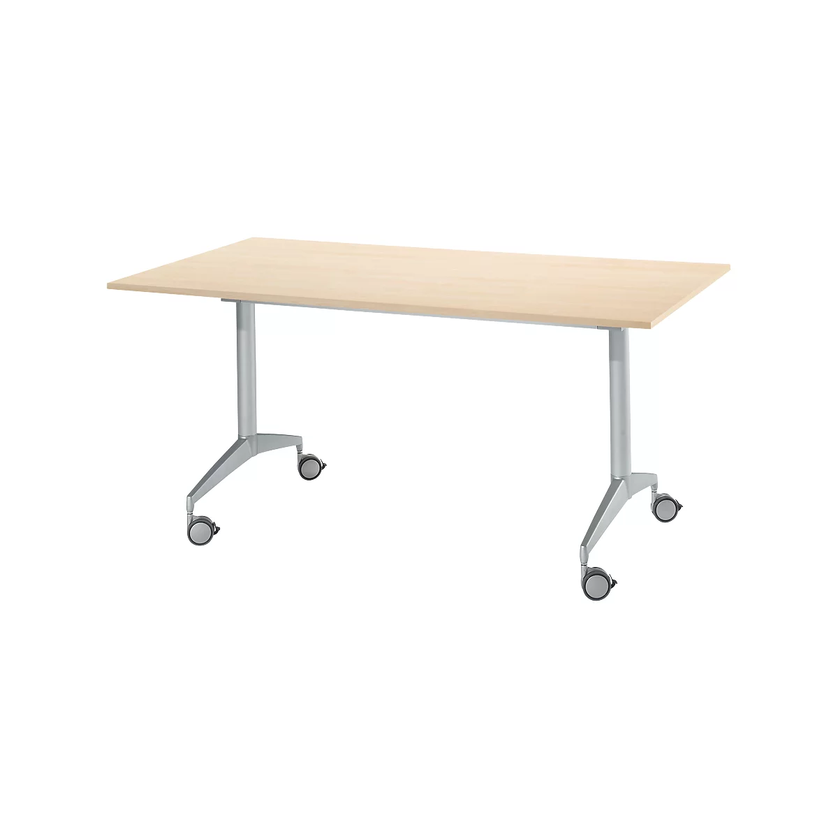 Een rechthoekige, lichtbruine tafel met zilverkleurige, rollende poten. Het tafelblad lijkt van hout te zijn.