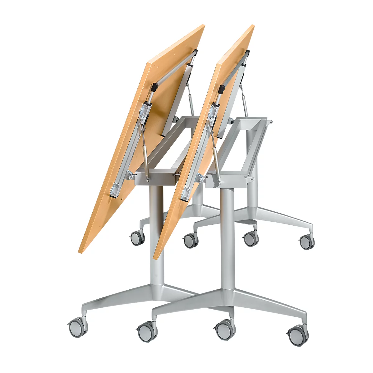 Twee tafels met houten bladen en wielen, onder een hoek ten opzichte van elkaar.