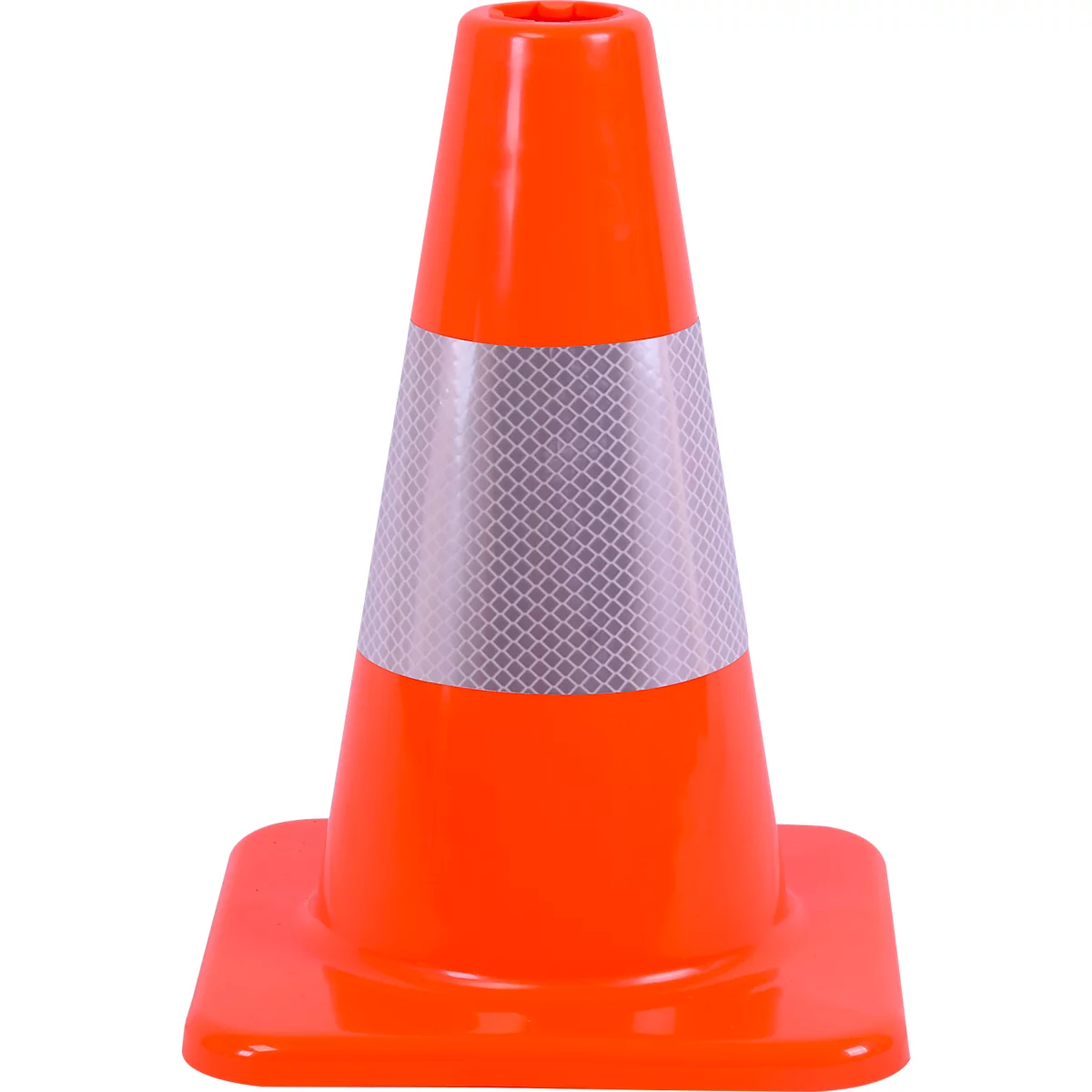 Fel oranje verkeerskegel met een brede, reflecterende zilveren band tegen een witte achtergrond.