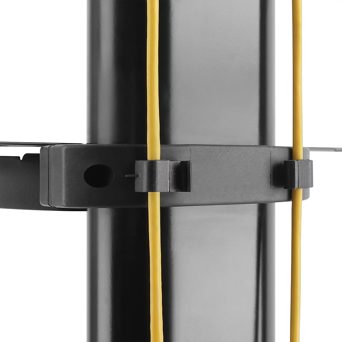 Zwarte, verrijdbare tv-standaard, met een beugel voor een scherm en een plank. Gemonteerd op wielen voor mobiliteit.