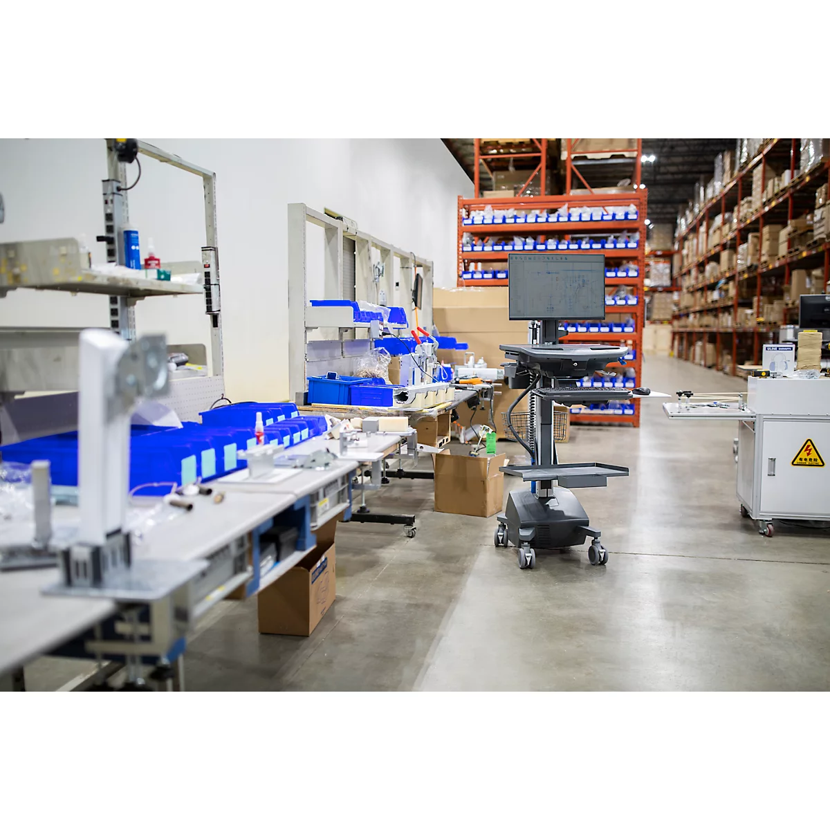 Verrijdbaar werkstation Ergotron StyleView® SV42-8302-2, beeldschermscharnier voor 1 beeldscherm tot 24', werkblad, toetsenbord-/muislade, geïntegreerde voeding
