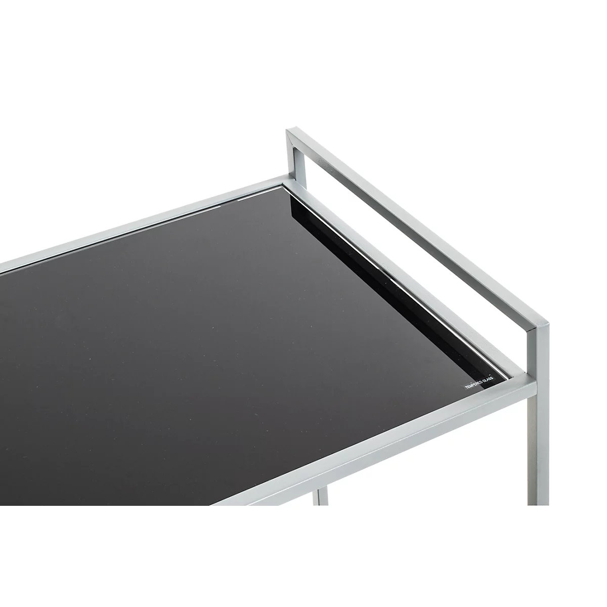 Close-up van een deel van een serveerwagen. Zwart glazen blad, zilveren frame en handvat.