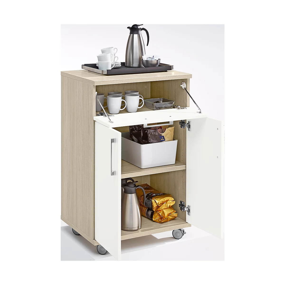 Een mobiele theewagen van hout met open deuren. Bovenop staan kopjes, een kan en trays.