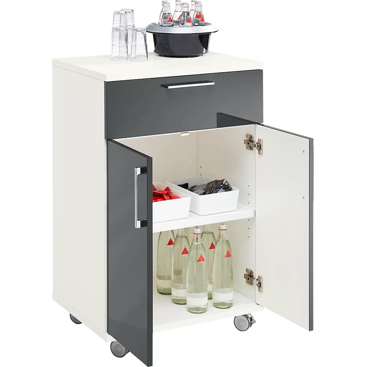 Witte, grijze drankmodule met wielen. Open deuren, daarin flessen, bakjes. Bovenkant: glazen, waterdispenser.