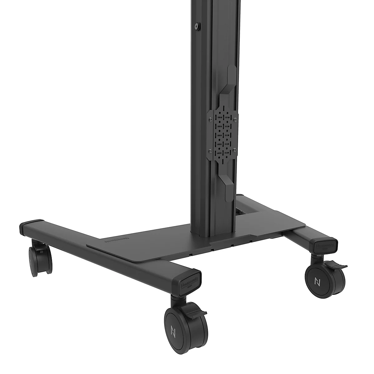 Zwarte mobiele standaard voor een display met wielen. De standaard heeft een rechthoekige basis en een verticale kolom.