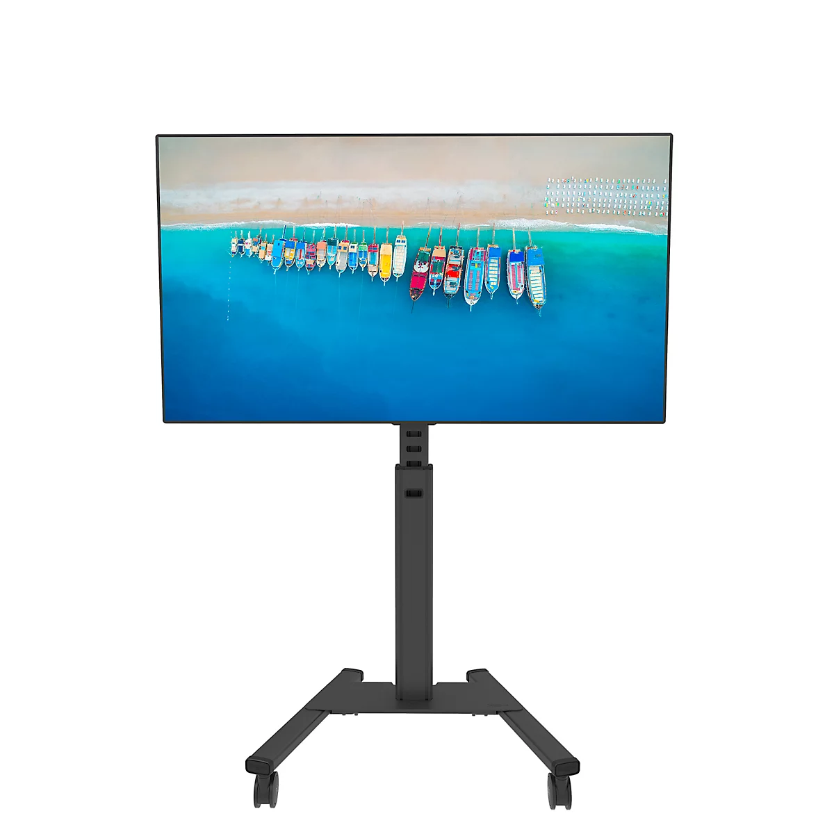 Een zwarte tv-standaard met wielen, waaraan een scherm is bevestigd, met een scène met boten op zee.