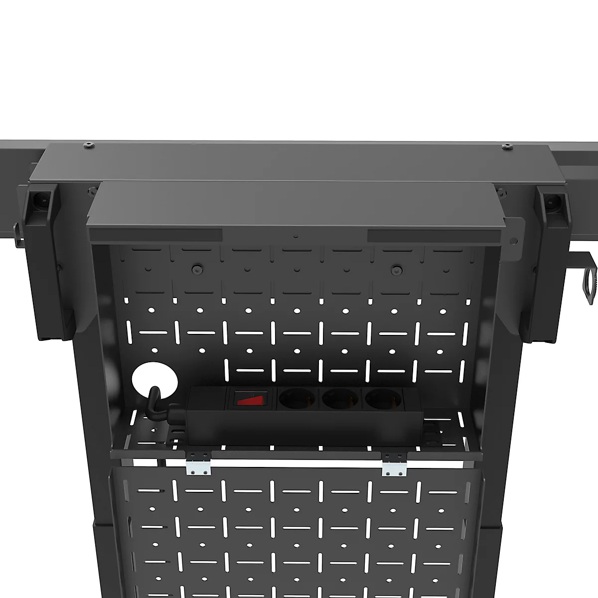 Detail van een zwarte kabelgoot met stekkerdoos en perforatiepatroon. Rechthoekige vorm met montagebeugels.