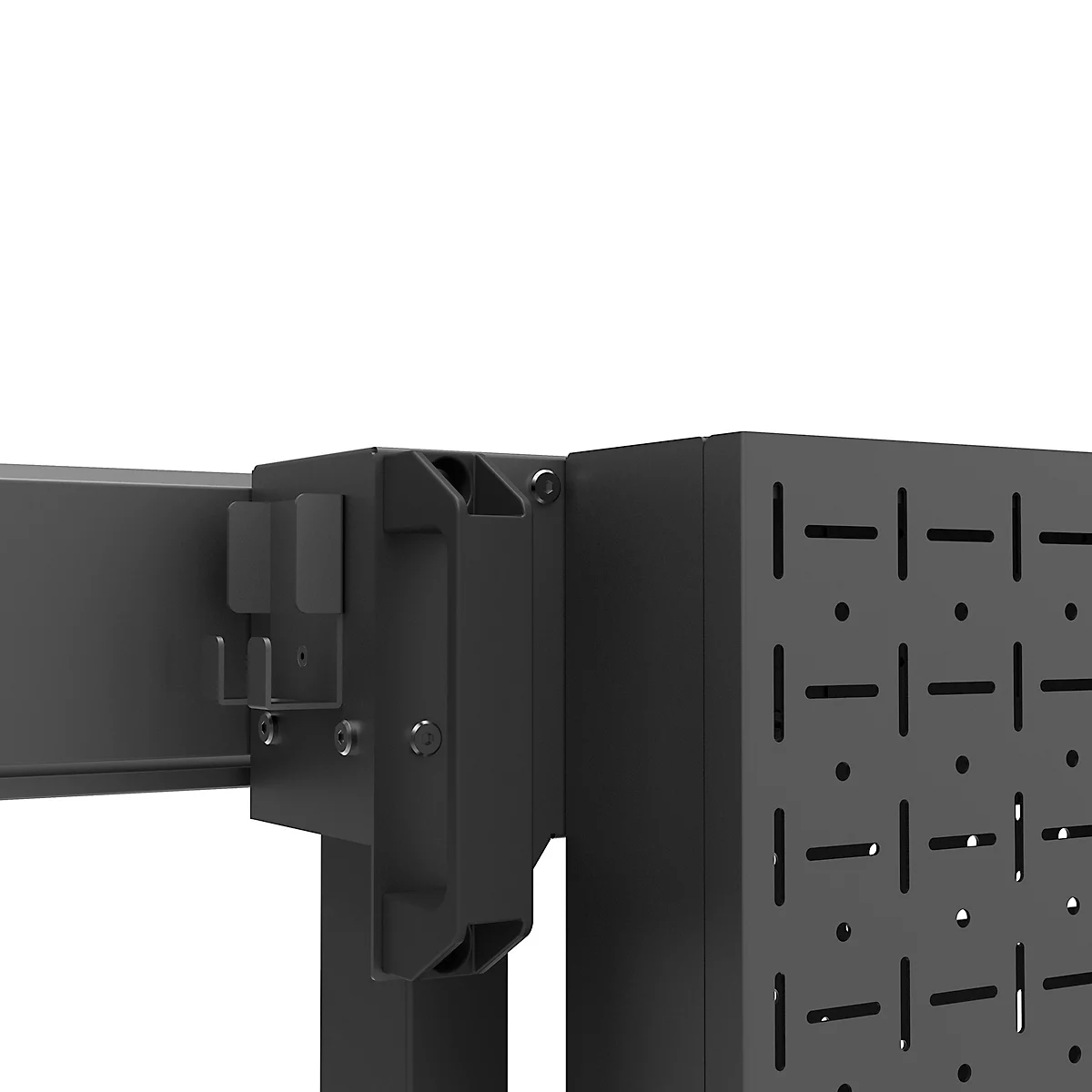 Close-up van een zwarte metalen structuur met uitsparingen en bevestigingsmiddelen. De structuur heeft een donkere, matte afwerking en ziet er stabiel uit.