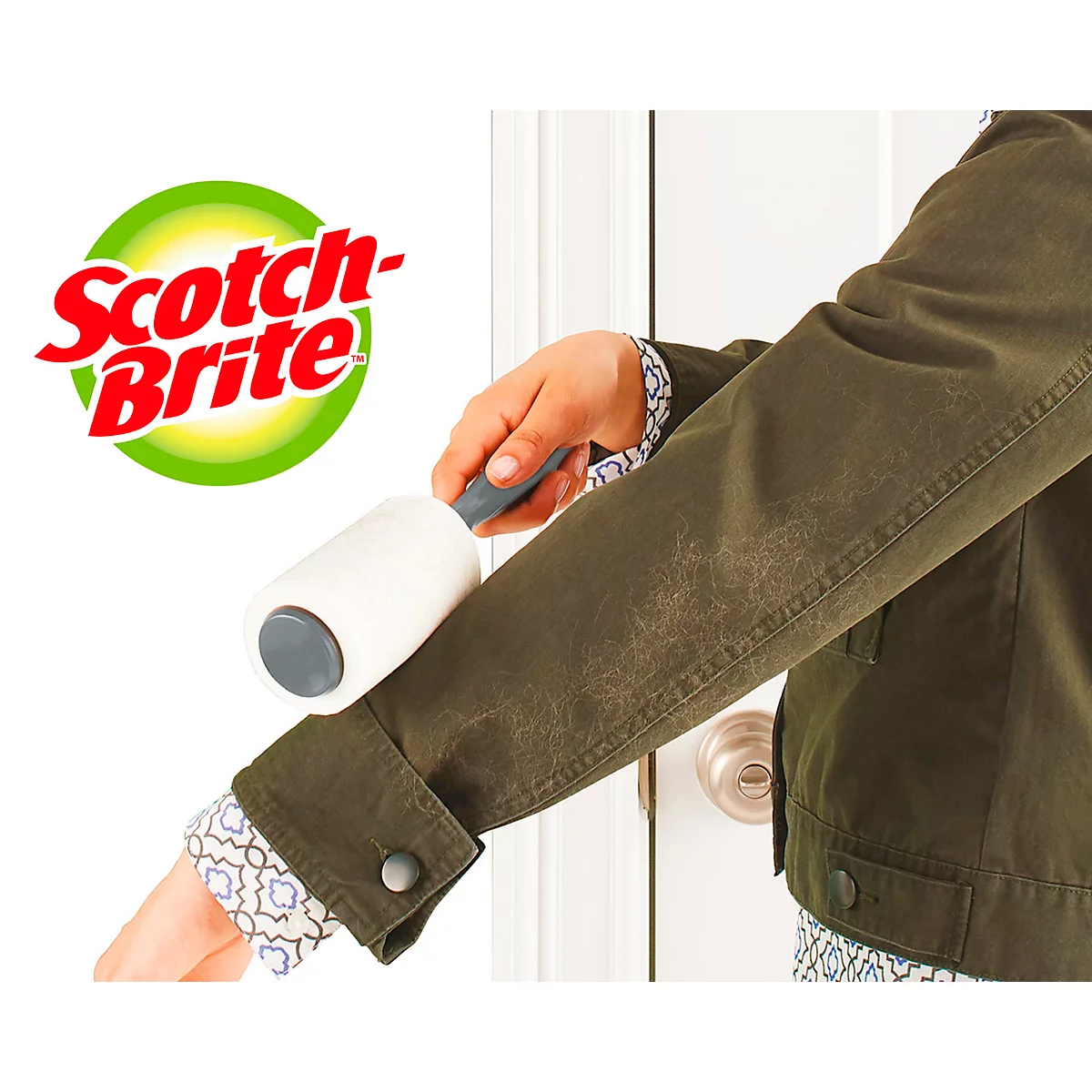 Persoon die een jas schoonmaakt met een Scotch-Brite pluizenroller. Logo in de hoek.