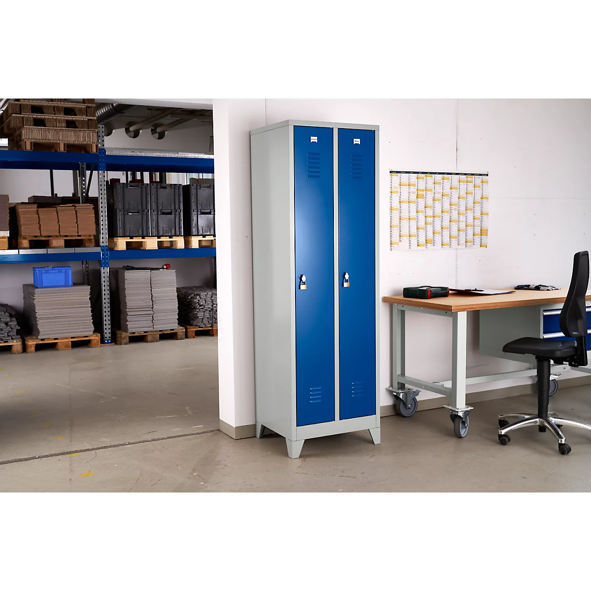 Vestiaire à 2 compartiments, L 600 x H 1800 mm, avec pieds, serrure à loquet rotatif, gris clair/bleu gentiane