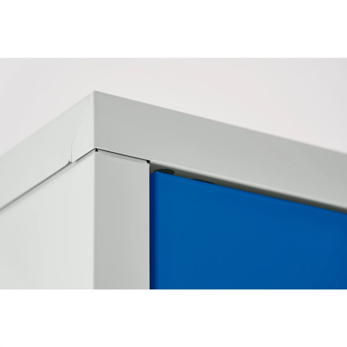 Vestiaire à 2 compartiments, L 600 x H 1800 mm, avec pieds, serrure à loquet rotatif, gris clair/bleu gentiane