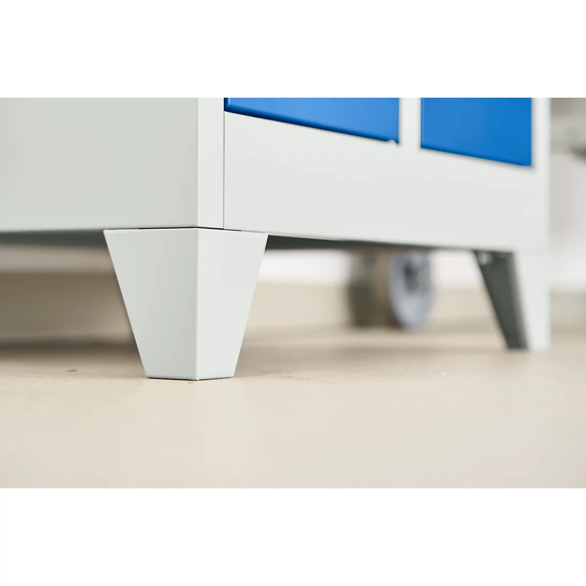 Vestiaire à 2 compartiments, L 600 x H 1800 mm, avec pieds, serrure à loquet rotatif, gris clair/bleu gentiane