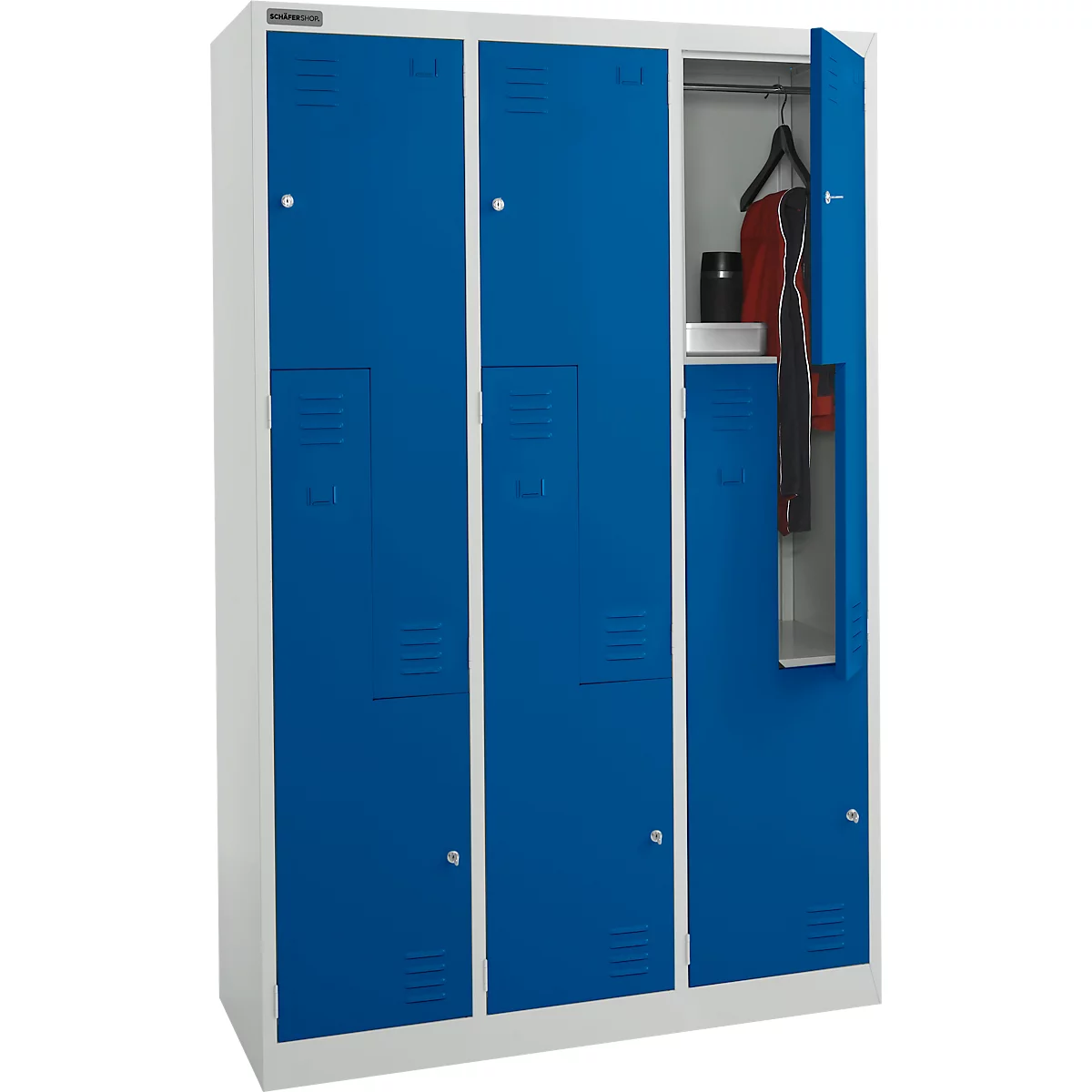 Armoire bleue en trois parties avec cadre blanc, une porte est ouverte. A l'intérieur : cintre, vêtements et compartiment.